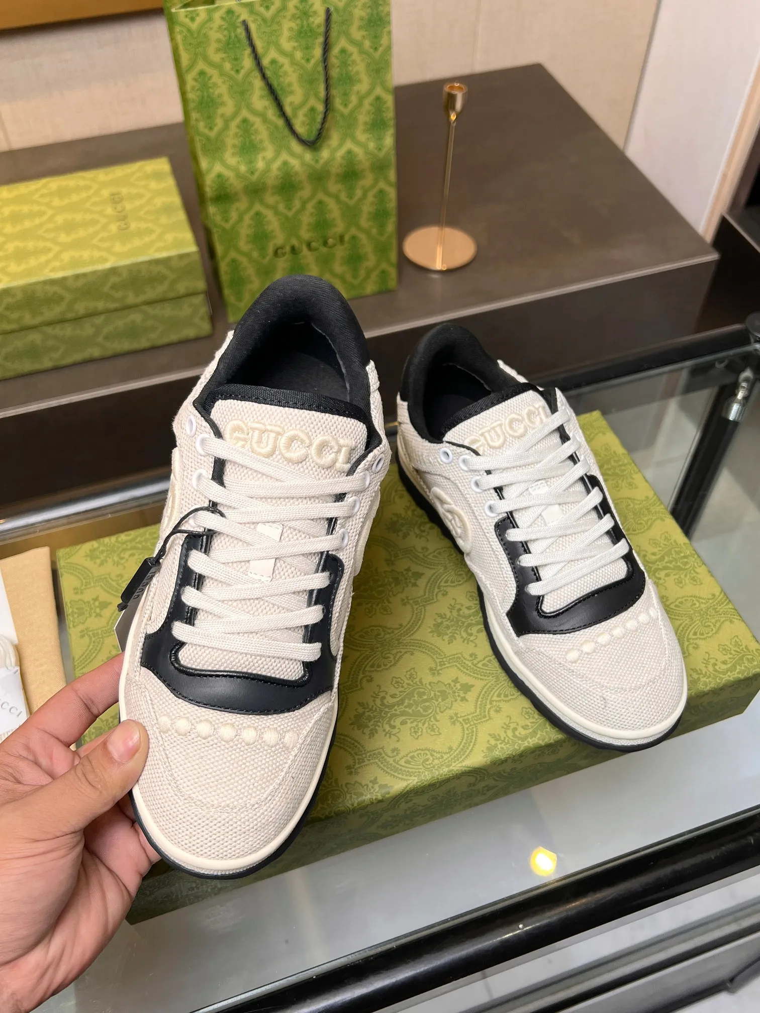 👟👟Ex-factory price 520👟👟 Top version, full styling effect, instant sales of the common practice of soft treading in the market, 💣💣💣Gucci2023 early spring Gucci G home latest hot style MAC80 sports shoes couple style casual retro distressed dirty shoes small dirty shoes small white shoes🌸🌸🌸 original purchase and development Making goods Gucci MAC80 new popular series. The exquisite and compact interlocking double G logo romantically interprets the aesthetic concept of this series. It is made of off-white leather. ▪️Fabrics: Original customized imported first-layer cowhide ▪️Inner lining: Original customized imported breathable mesh ▪️Outsole: Original open-molded two-color TPU outsole ▪️Sole thickness: 3CM ▪️Size: women's 35-40 / men's 39-45